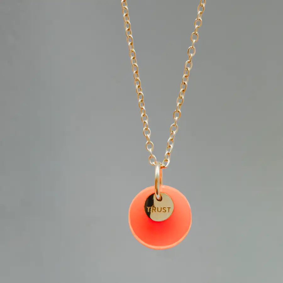 trust-neon-frei-weiss3